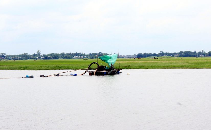 কুমিল্লার মুরাদনগর উপজেলায় কিছুতেই থামছেনা কৃষি জমি থেকে অবৈধ ভাবে ড্রেজার মেশিন দিয়ে মাটি উত্তোলন।